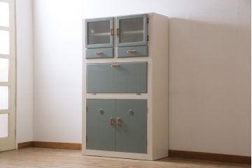 イギリスアンティーク　レトロなデザインと淡い色合いのペイントが可愛らしいキッチンキャビネット(食器棚、収納棚、戸棚)(R-078493)