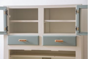 イギリスアンティーク　レトロなデザインと淡い色合いのペイントが可愛らしいキッチンキャビネット(食器棚、収納棚、戸棚)(R-078493)