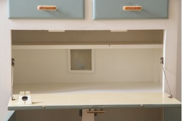 イギリスアンティーク　レトロなデザインと淡い色合いのペイントが可愛らしいキッチンキャビネット(食器棚、収納棚、戸棚)(R-078493)