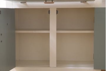 イギリスアンティーク　レトロなデザインと淡い色合いのペイントが可愛らしいキッチンキャビネット(食器棚、収納棚、戸棚)(R-078493)