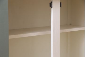イギリスアンティーク　レトロなデザインと淡い色合いのペイントが可愛らしいキッチンキャビネット(食器棚、収納棚、戸棚)(R-078493)