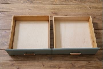 イギリスアンティーク　レトロなデザインと淡い色合いのペイントが可愛らしいキッチンキャビネット(食器棚、収納棚、戸棚)(R-078493)