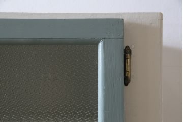 イギリスアンティーク　レトロなデザインと淡い色合いのペイントが可愛らしいキッチンキャビネット(食器棚、収納棚、戸棚)(R-078493)