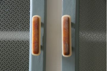 イギリスアンティーク　レトロなデザインと淡い色合いのペイントが可愛らしいキッチンキャビネット(食器棚、収納棚、戸棚)(R-078493)