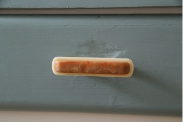 イギリスアンティーク　レトロなデザインと淡い色合いのペイントが可愛らしいキッチンキャビネット(食器棚、収納棚、戸棚)(R-078493)