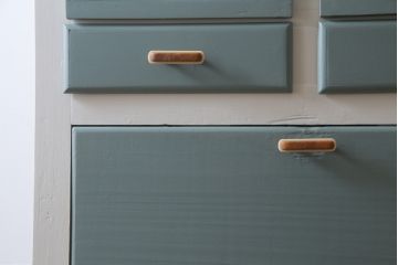 イギリスアンティーク　レトロなデザインと淡い色合いのペイントが可愛らしいキッチンキャビネット(食器棚、収納棚、戸棚)(R-078493)