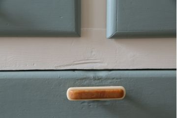 イギリスアンティーク　レトロなデザインと淡い色合いのペイントが可愛らしいキッチンキャビネット(食器棚、収納棚、戸棚)(R-078493)