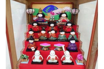 ビンテージ　木目込み人形　十五人揃　細部まで職人のこだわりを感じる可愛らしい五段雛飾り(ヴィンテージ、三越、雛人形、ひな人形、雛壇、段飾、置物、ケース付、外箱付き)(R-078507)