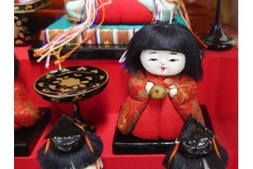 ビンテージ　木目込み人形　十五人揃　細部まで職人のこだわりを感じる可愛らしい五段雛飾り(ヴィンテージ、三越、雛人形、ひな人形、雛壇、段飾、置物、ケース付、外箱付き)(R-078507)