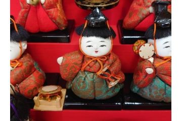 ビンテージ　木目込み人形　十五人揃　細部まで職人のこだわりを感じる可愛らしい五段雛飾り(ヴィンテージ、三越、雛人形、ひな人形、雛壇、段飾、置物、ケース付、外箱付き)(R-078507)