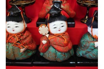 ビンテージ　木目込み人形　十五人揃　細部まで職人のこだわりを感じる可愛らしい五段雛飾り(ヴィンテージ、三越、雛人形、ひな人形、雛壇、段飾、置物、ケース付、外箱付き)(R-078507)