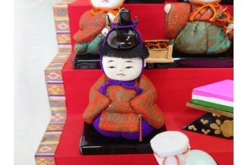 ビンテージ　木目込み人形　十五人揃　細部まで職人のこだわりを感じる可愛らしい五段雛飾り(ヴィンテージ、三越、雛人形、ひな人形、雛壇、段飾、置物、ケース付、外箱付き)(R-078507)