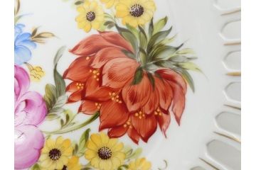 ドイツ　Von Schierholz( フォン・シアーホルツ)　透かしの縁と鮮やかな花柄が上品なボウル(花、フラワー、金彩、レース、フリル、旧東ドイツ、透かし皿、変形皿、手描き、磁器、深皿、洋食器)(R-078513)