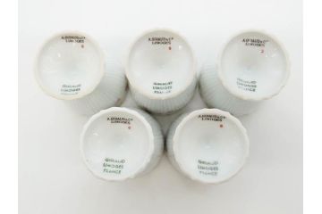 ビンテージ　フランス　LIMOGES　リモージュ　GIRAUD(ジロー)　淡い色彩で描かれた花のデザインが可愛らしいデミタスカップ&ソーサー2客・エッグカップ5客セット(ヴィンテージ、花柄、フラワー、磁器、プレート、洋食器)(R-078518)