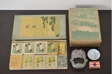 古い　たばこなど色々(ききょう、はぎ、山吹、タバコ、松葉、灰皿、三越マッチ、敷島、煙草、手巻用巻紙、日本専売公社)(R-078552)
