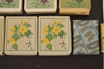 古い　たばこなど色々(ききょう、はぎ、山吹、タバコ、松葉、灰皿、三越マッチ、敷島、煙草、手巻用巻紙、日本専売公社)(R-078552)