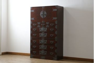 中古　美品　欅産業　漆塗り　立派な金具と品のある佇まいが美しい仙台箪笥(着物箪笥、整理箪笥、衣装箪笥、重ね箪笥、引き出し)(定価約110万円)(R-078575)