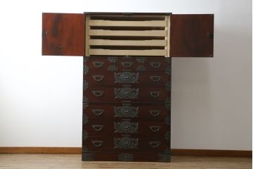 中古　美品　欅産業　漆塗り　立派な金具と品のある佇まいが美しい仙台箪笥(着物箪笥、整理箪笥、衣装箪笥、重ね箪笥、引き出し)(定価約110万円)(R-078575)