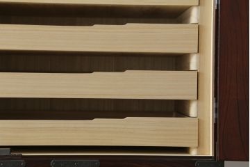 中古　美品　欅産業　漆塗り　立派な金具と品のある佇まいが美しい仙台箪笥(着物箪笥、整理箪笥、衣装箪笥、重ね箪笥、引き出し)(定価約110万円)(R-078575)
