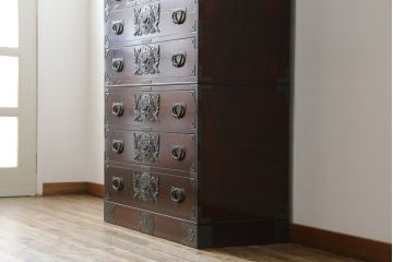 中古　美品　欅産業　漆塗り　立派な金具と品のある佇まいが美しい仙台箪笥(着物箪笥、整理箪笥、衣装箪笥、重ね箪笥、引き出し)(定価約110万円)(R-078575)