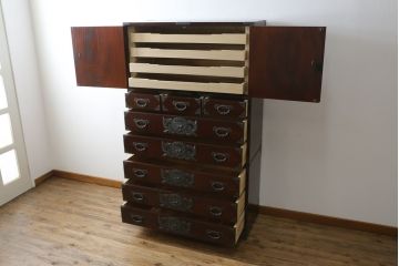 中古　美品　欅産業　漆塗り　立派な金具と品のある佇まいが美しい仙台箪笥(着物箪笥、整理箪笥、衣装箪笥、重ね箪笥、引き出し)(定価約110万円)(R-078575)