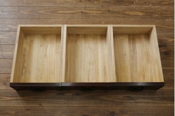 中古　美品　欅産業　漆塗り　立派な金具と品のある佇まいが美しい仙台箪笥(着物箪笥、整理箪笥、衣装箪笥、重ね箪笥、引き出し)(定価約110万円)(R-078575)