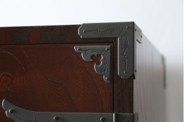 中古　美品　欅産業　漆塗り　立派な金具と品のある佇まいが美しい仙台箪笥(着物箪笥、整理箪笥、衣装箪笥、重ね箪笥、引き出し)(定価約110万円)(R-078575)