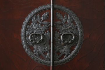 中古　美品　欅産業　漆塗り　立派な金具と品のある佇まいが美しい仙台箪笥(着物箪笥、整理箪笥、衣装箪笥、重ね箪笥、引き出し)(定価約110万円)(R-078575)