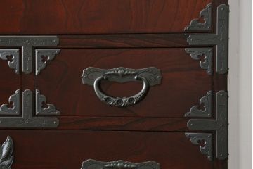 中古　美品　欅産業　漆塗り　立派な金具と品のある佇まいが美しい仙台箪笥(着物箪笥、整理箪笥、衣装箪笥、重ね箪笥、引き出し)(定価約110万円)(R-078575)