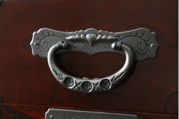 中古　美品　欅産業　漆塗り　立派な金具と品のある佇まいが美しい仙台箪笥(着物箪笥、整理箪笥、衣装箪笥、重ね箪笥、引き出し)(定価約110万円)(R-078575)