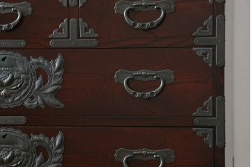 中古　美品　欅産業　漆塗り　立派な金具と品のある佇まいが美しい仙台箪笥(着物箪笥、整理箪笥、衣装箪笥、重ね箪笥、引き出し)(定価約110万円)(R-078575)