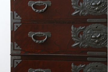 中古　美品　欅産業　漆塗り　立派な金具と品のある佇まいが美しい仙台箪笥(着物箪笥、整理箪笥、衣装箪笥、重ね箪笥、引き出し)(定価約110万円)(R-078575)