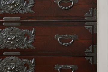 中古　美品　欅産業　漆塗り　立派な金具と品のある佇まいが美しい仙台箪笥(着物箪笥、整理箪笥、衣装箪笥、重ね箪笥、引き出し)(定価約110万円)(R-078575)