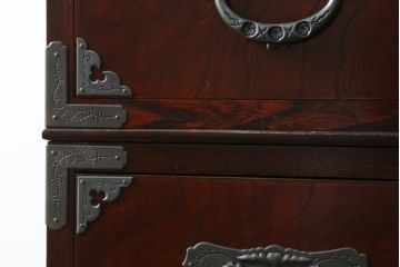 中古　美品　欅産業　漆塗り　立派な金具と品のある佇まいが美しい仙台箪笥(着物箪笥、整理箪笥、衣装箪笥、重ね箪笥、引き出し)(定価約110万円)(R-078575)