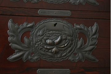 中古　美品　欅産業　漆塗り　立派な金具と品のある佇まいが美しい仙台箪笥(着物箪笥、整理箪笥、衣装箪笥、重ね箪笥、引き出し)(定価約110万円)(R-078575)