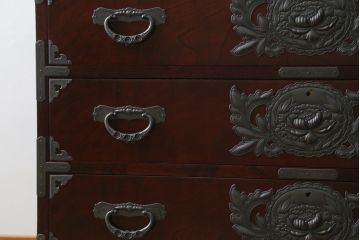 中古　美品　欅産業　漆塗り　立派な金具と品のある佇まいが美しい仙台箪笥(着物箪笥、整理箪笥、衣装箪笥、重ね箪笥、引き出し)(定価約110万円)(R-078575)
