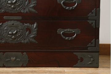 中古　美品　欅産業　漆塗り　立派な金具と品のある佇まいが美しい仙台箪笥(着物箪笥、整理箪笥、衣装箪笥、重ね箪笥、引き出し)(定価約110万円)(R-078575)