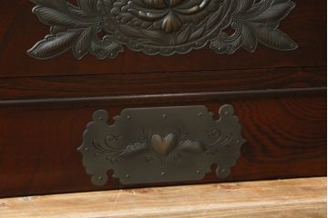 中古　美品　欅産業　漆塗り　立派な金具と品のある佇まいが美しい仙台箪笥(着物箪笥、整理箪笥、衣装箪笥、重ね箪笥、引き出し)(定価約110万円)(R-078575)