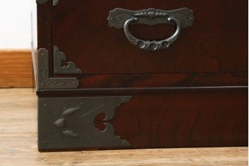 中古　美品　欅産業　漆塗り　立派な金具と品のある佇まいが美しい仙台箪笥(着物箪笥、整理箪笥、衣装箪笥、重ね箪笥、引き出し)(定価約110万円)(R-078575)