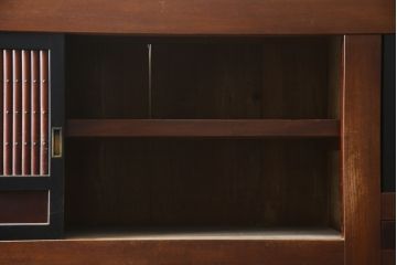 和製アンティーク　特大　八尺　前面欅(ケヤキ)材　漆塗り　凛とした佇まいが目を惹く近江水屋箪笥(収納棚、戸棚、食器棚、キャビネット)(R-078577)