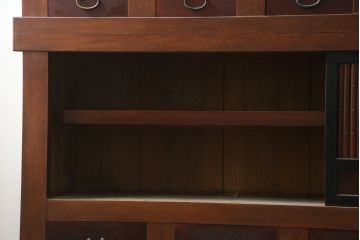 和製アンティーク　特大　八尺　前面欅(ケヤキ)材　漆塗り　凛とした佇まいが目を惹く近江水屋箪笥(収納棚、戸棚、食器棚、キャビネット)(R-078577)