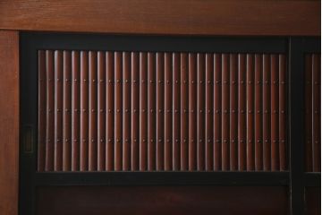 和製アンティーク　特大　八尺　前面欅(ケヤキ)材　漆塗り　凛とした佇まいが目を惹く近江水屋箪笥(収納棚、戸棚、食器棚、キャビネット)(R-078577)