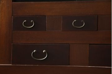 和製アンティーク　特大　八尺　前面欅(ケヤキ)材　漆塗り　凛とした佇まいが目を惹く近江水屋箪笥(収納棚、戸棚、食器棚、キャビネット)(R-078577)
