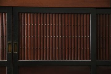 和製アンティーク　特大　八尺　前面欅(ケヤキ)材　漆塗り　凛とした佇まいが目を惹く近江水屋箪笥(収納棚、戸棚、食器棚、キャビネット)(R-078577)