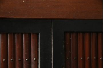 和製アンティーク　特大　八尺　前面欅(ケヤキ)材　漆塗り　凛とした佇まいが目を惹く近江水屋箪笥(収納棚、戸棚、食器棚、キャビネット)(R-078577)