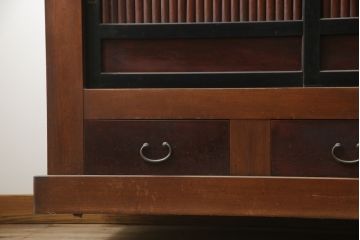 和製アンティーク　特大　八尺　前面欅(ケヤキ)材　漆塗り　凛とした佇まいが目を惹く近江水屋箪笥(収納棚、戸棚、食器棚、キャビネット)(R-078577)