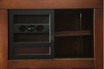 和製アンティーク　特大　八尺　前面欅(ケヤキ)材　漆塗り　凛とした佇まいが目を惹く近江水屋箪笥サイドボード(収納棚、戸棚、食器棚、キャビネット)(R-078578)