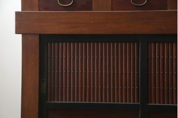 和製アンティーク　特大　八尺　前面欅(ケヤキ)材　漆塗り　凛とした佇まいが目を惹く近江水屋箪笥サイドボード(収納棚、戸棚、食器棚、キャビネット)(R-078579)