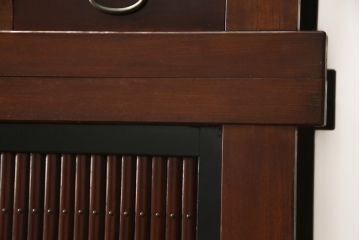和製アンティーク　特大　八尺　前面欅(ケヤキ)材　漆塗り　凛とした佇まいが目を惹く近江水屋箪笥サイドボード(収納棚、戸棚、食器棚、キャビネット)(R-078579)