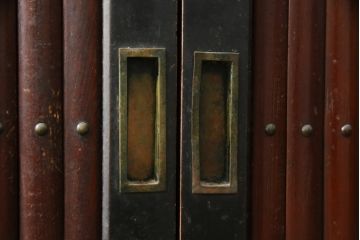 和製アンティーク　特大　八尺　前面欅(ケヤキ)材　漆塗り　凛とした佇まいが目を惹く近江水屋箪笥サイドボード(収納棚、戸棚、食器棚、キャビネット)(R-078579)